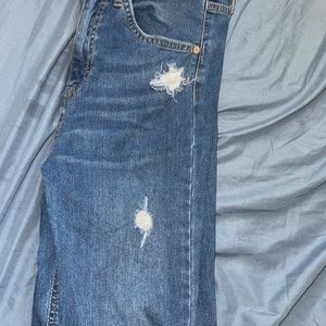 Skinny jeans with holes